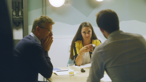 Zwei Männer und eine Frau im Matching-Gespräch zwischen Startup und Corporate Partner