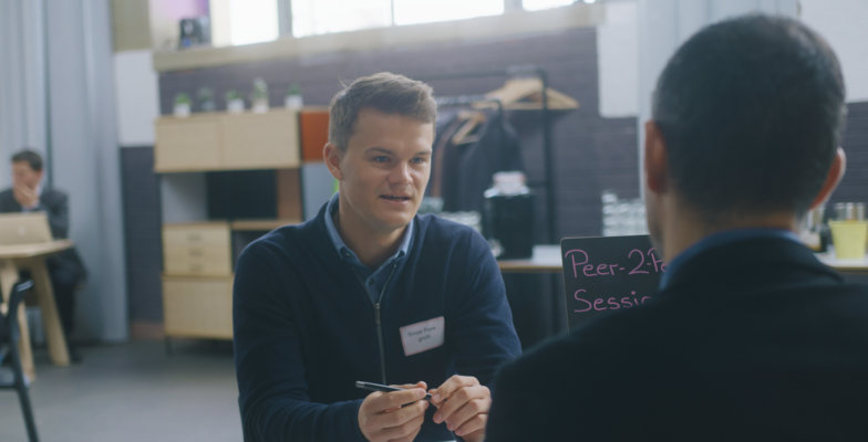 Zwei Männer im Beratungsgespräch zur Startup-Finanzierung Pre-Seed im Kreativpark Lokhalle Freiburg